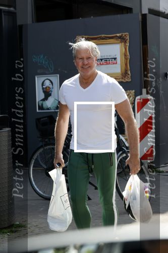 Amsterdam 23 mei 2020
Dries Roelvink met boodschappen tassen