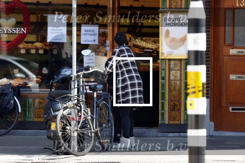 Amsterdam 6 mei 2020
Edsilia Rombley met haar dochter bij de bakker