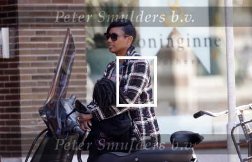 Amsterdam 6 mei 2020
Edsilia Rombley met haar dochter bij de bakker