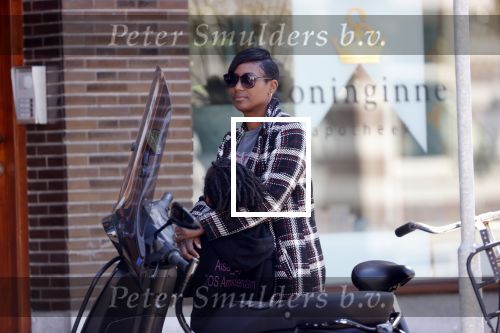Amsterdam 6 mei 2020
Edsilia Rombley met haar dochter bij de bakker