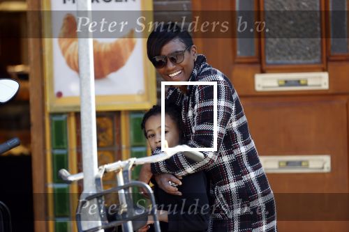 Amsterdam 6 mei 2020
Edsilia Rombley met haar dochter bij de bakker