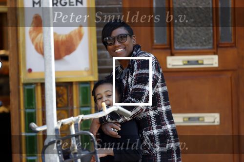 Amsterdam 6 mei 2020
Edsilia Rombley met haar dochter bij de bakker