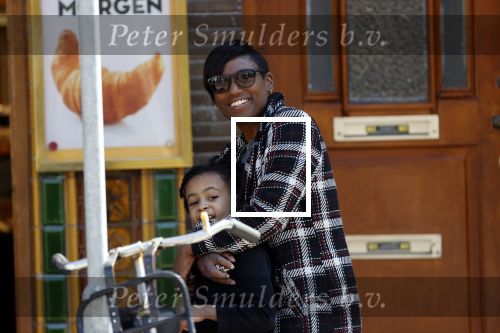 Amsterdam 6 mei 2020
Edsilia Rombley met haar dochter bij de bakker