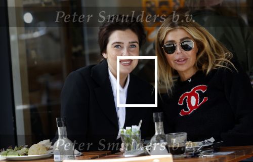 Amsterdam 6 juni 2020
Estelle Cruijff met goede vriendin Tarone op terras