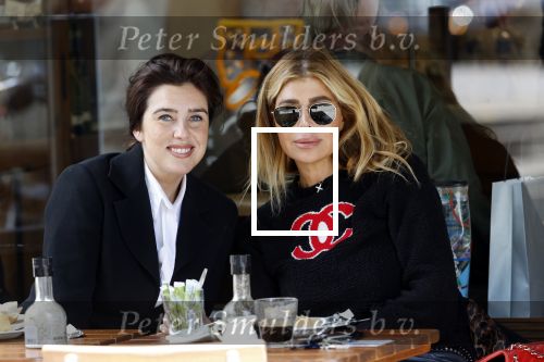 Amsterdam 6 juni 2020
Estelle Cruijff met goede vriendin Tarone op terras