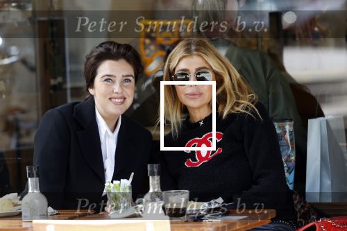 Amsterdam 6 juni 2020
Estelle Cruijff met goede vriendin Tarone op terras