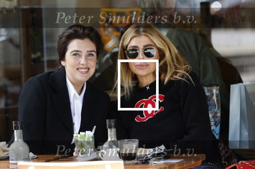 Amsterdam 6 juni 2020
Estelle Cruijff met goede vriendin Tarone op terras