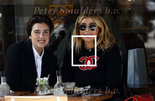 Amsterdam 6 juni 2020
Estelle Cruijff met goede vriendin Tarone op terras