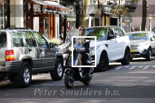 Amsterdam 27 mei 2020
Estelle Cruijff op vespa scooter in Amsterdam zuid.