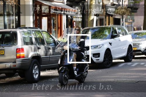 Amsterdam 27 mei 2020
Estelle Cruijff op vespa scooter in Amsterdam zuid.