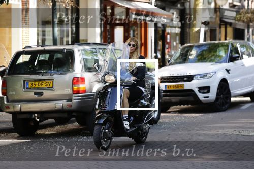 Amsterdam 27 mei 2020
Estelle Cruijff op vespa scooter in Amsterdam zuid.
