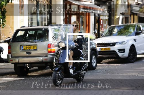 Amsterdam 27 mei 2020
Estelle Cruijff op vespa scooter in Amsterdam zuid.