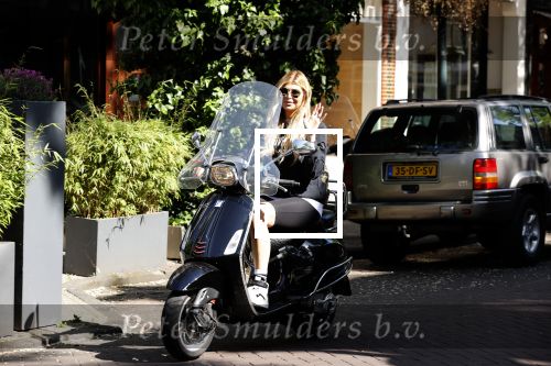 Amsterdam 27 mei 2020
Estelle Cruijff op vespa scooter in Amsterdam zuid.