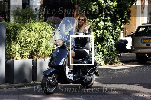 Amsterdam 27 mei 2020
Estelle Cruijff op vespa scooter in Amsterdam zuid.