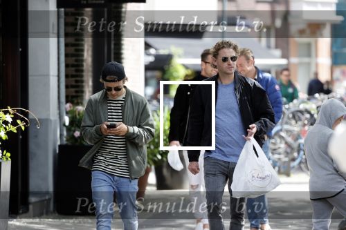 Amsterdam 23 mei 2020
Ewout Genewmans met zijn  vriend n op de cornelis schuytstraat.