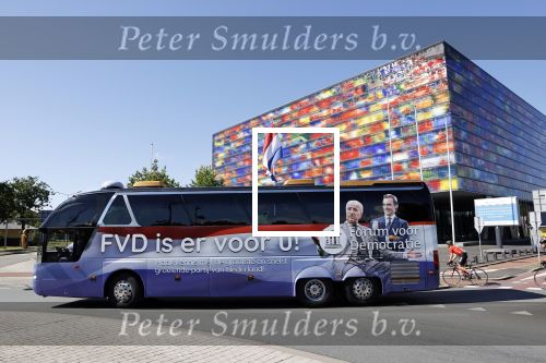 Hilversum Barneveld 13 juni 2020
Thierry Baudet gaat het land in om de krantjes van Forum voor democratie uit te delen. Zijn vriendin Davide legt alles vast met haar camera.