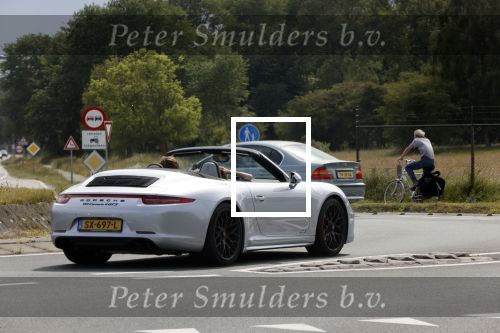 Noordwijk / Wassenaar 12 juni 2020
Frank Dane met zijn vriendin in porsche 911 cabrio.