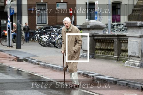 Amsterdam 5 juni 2020
Frits Bolkestein loopt naar zijn huis aan de Amstel