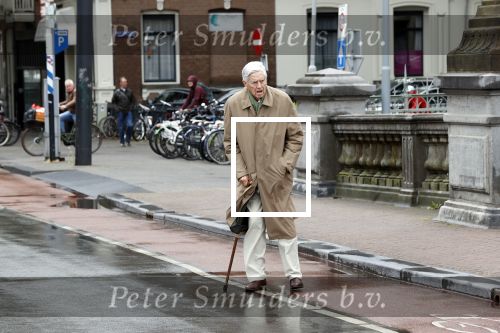 Amsterdam 5 juni 2020
Frits Bolkestein loopt naar zijn huis aan de Amstel