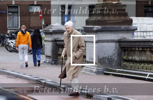 Amsterdam 5 juni 2020
Frits Bolkestein loopt naar zijn huis aan de Amstel