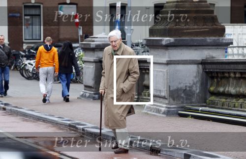 Amsterdam 5 juni 2020
Frits Bolkestein loopt naar zijn huis aan de Amstel
