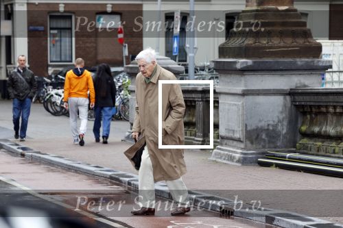 Amsterdam 5 juni 2020
Frits Bolkestein loopt naar zijn huis aan de Amstel