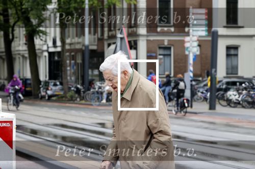 Amsterdam 5 juni 2020
Frits Bolkestein loopt naar zijn huis aan de Amstel