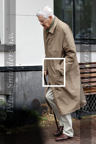 Amsterdam 5 juni 2020
Frits Bolkestein loopt naar zijn huis aan de Amstel