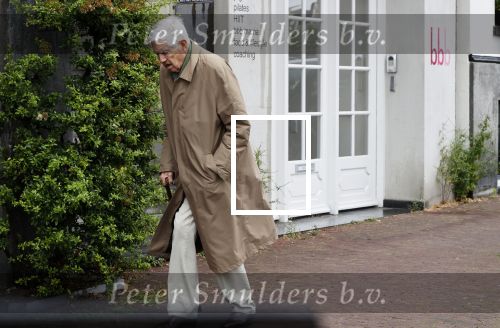 Amsterdam 5 juni 2020
Frits Bolkestein loopt naar zijn huis aan de Amstel