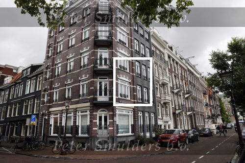Amsterdam 5 juni 2020
Frits Bolkestein loopt naar zijn huis aan de Amstel