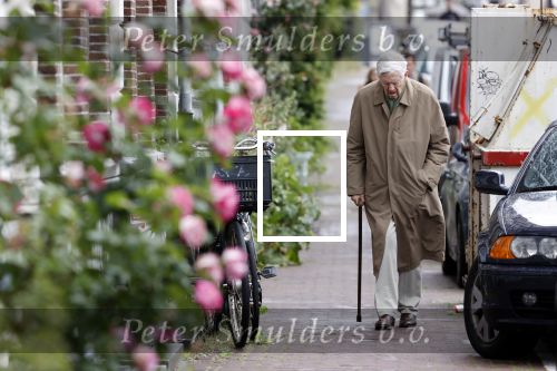 Amsterdam 5 juni 2020
Frits Bolkestein loopt naar zijn huis aan de Amstel