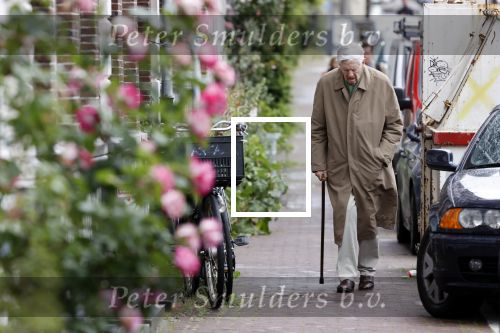 Amsterdam 5 juni 2020
Frits Bolkestein loopt naar zijn huis aan de Amstel