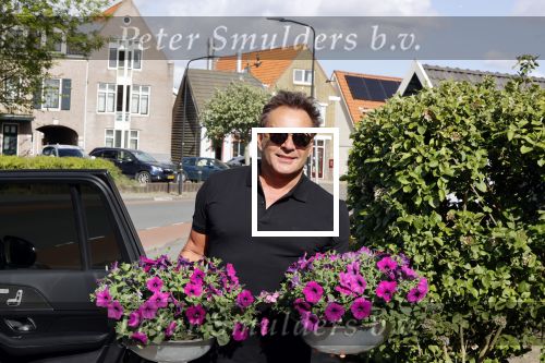 Schagen 11 mei 2020
Gerard Joling bezoekt zijn moeder in haar huis voor moederdag.