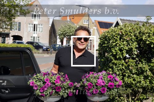 Schagen 11 mei 2020
Gerard Joling bezoekt zijn moeder in haar huis voor moederdag.
