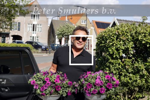 Schagen 11 mei 2020
Gerard Joling bezoekt zijn moeder in haar huis voor moederdag.