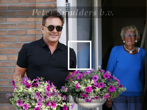 Schagen 11 mei 2020
Gerard Joling bezoekt zijn moeder in haar huis voor moederdag.