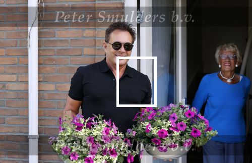 Schagen 11 mei 2020
Gerard Joling bezoekt zijn moeder in haar huis voor moederdag.