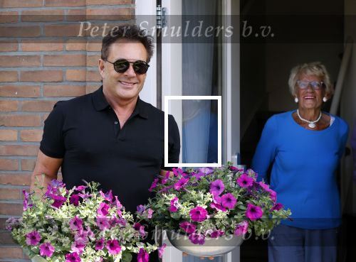 Schagen 11 mei 2020
Gerard Joling bezoekt zijn moeder in haar huis voor moederdag.