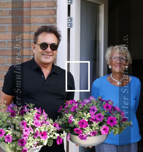 Schagen 11 mei 2020
Gerard Joling bezoekt zijn moeder in haar huis voor moederdag.