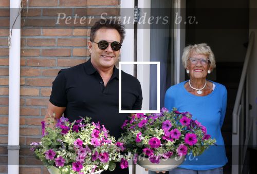 Schagen 11 mei 2020
Gerard Joling bezoekt zijn moeder in haar huis voor moederdag.