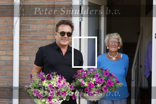 Schagen 11 mei 2020
Gerard Joling bezoekt zijn moeder in haar huis voor moederdag.