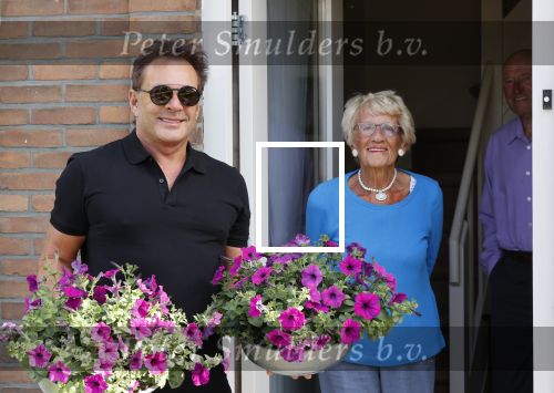 Schagen 11 mei 2020
Gerard Joling bezoekt zijn moeder in haar huis voor moederdag.