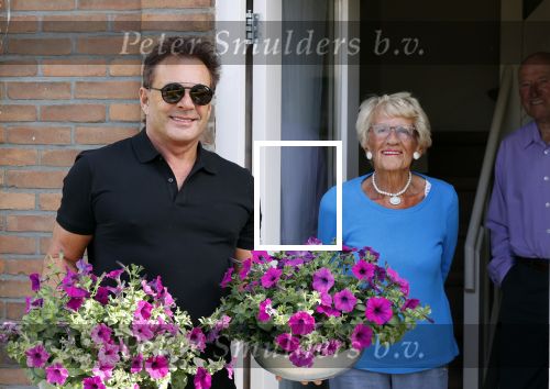Schagen 11 mei 2020
Gerard Joling bezoekt zijn moeder in haar huis voor moederdag.
