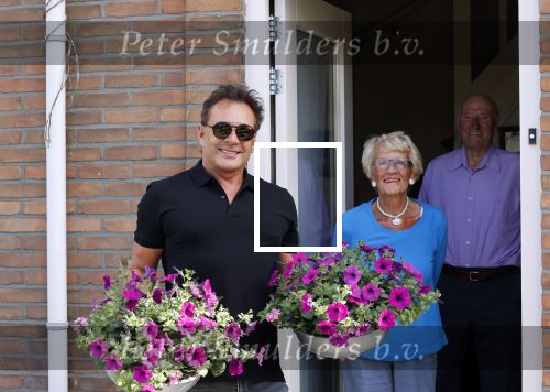 Schagen 11 mei 2020
Gerard Joling bezoekt zijn moeder in haar huis voor moederdag.