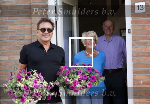 Schagen 11 mei 2020
Gerard Joling bezoekt zijn moeder in haar huis voor moederdag.