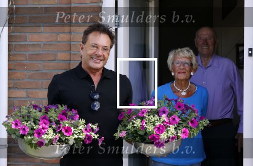 Schagen 11 mei 2020
Gerard Joling bezoekt zijn moeder in haar huis voor moederdag.