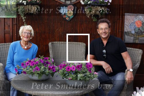 Schagen 11 mei 2020
Gerard Joling bezoekt zijn moeder in haar huis voor moederdag.