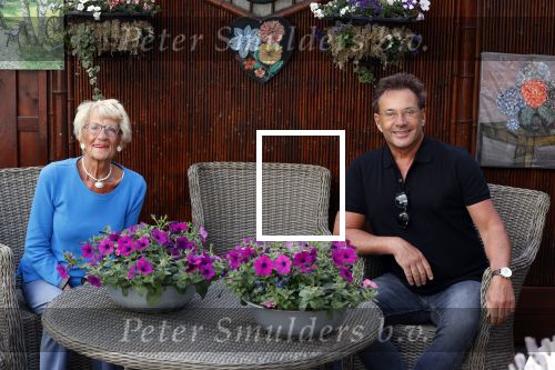 Schagen 11 mei 2020
Gerard Joling bezoekt zijn moeder in haar huis voor moederdag.