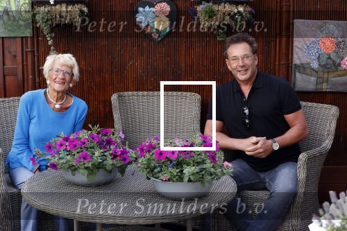 Schagen 11 mei 2020
Gerard Joling bezoekt zijn moeder in haar huis voor moederdag.