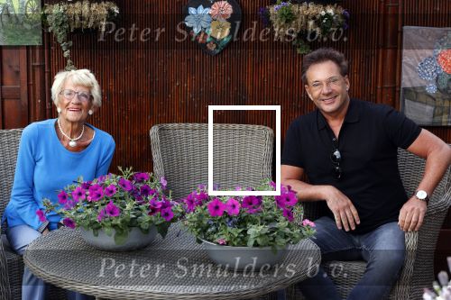 Schagen 11 mei 2020
Gerard Joling bezoekt zijn moeder in haar huis voor moederdag.